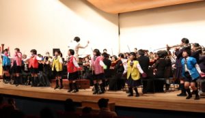 マイネ親子ふれあいコンサート、酒門小学校の演奏とダンス